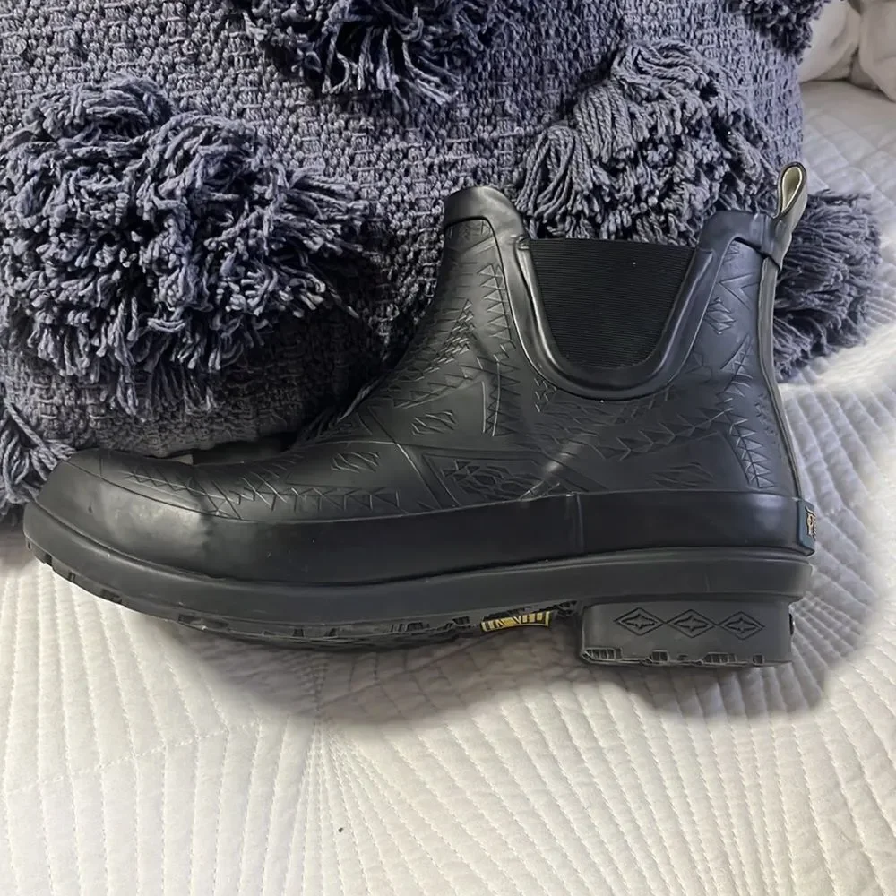 Pendleton Embossed Chelsea Rain Boots (Size 7)